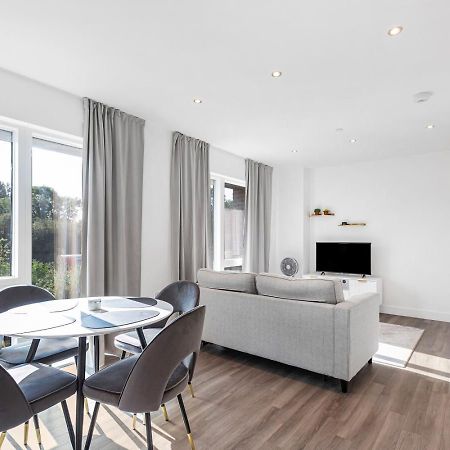 Modern 1 Bedroom Apartment With Parking In Colindale, London Edgware Bagian luar foto