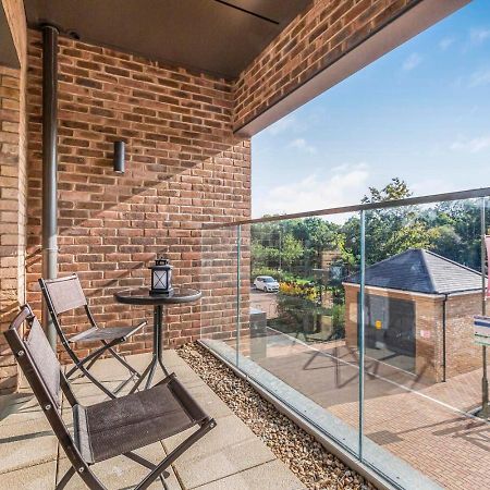 Modern 1 Bedroom Apartment With Parking In Colindale, London Edgware Bagian luar foto