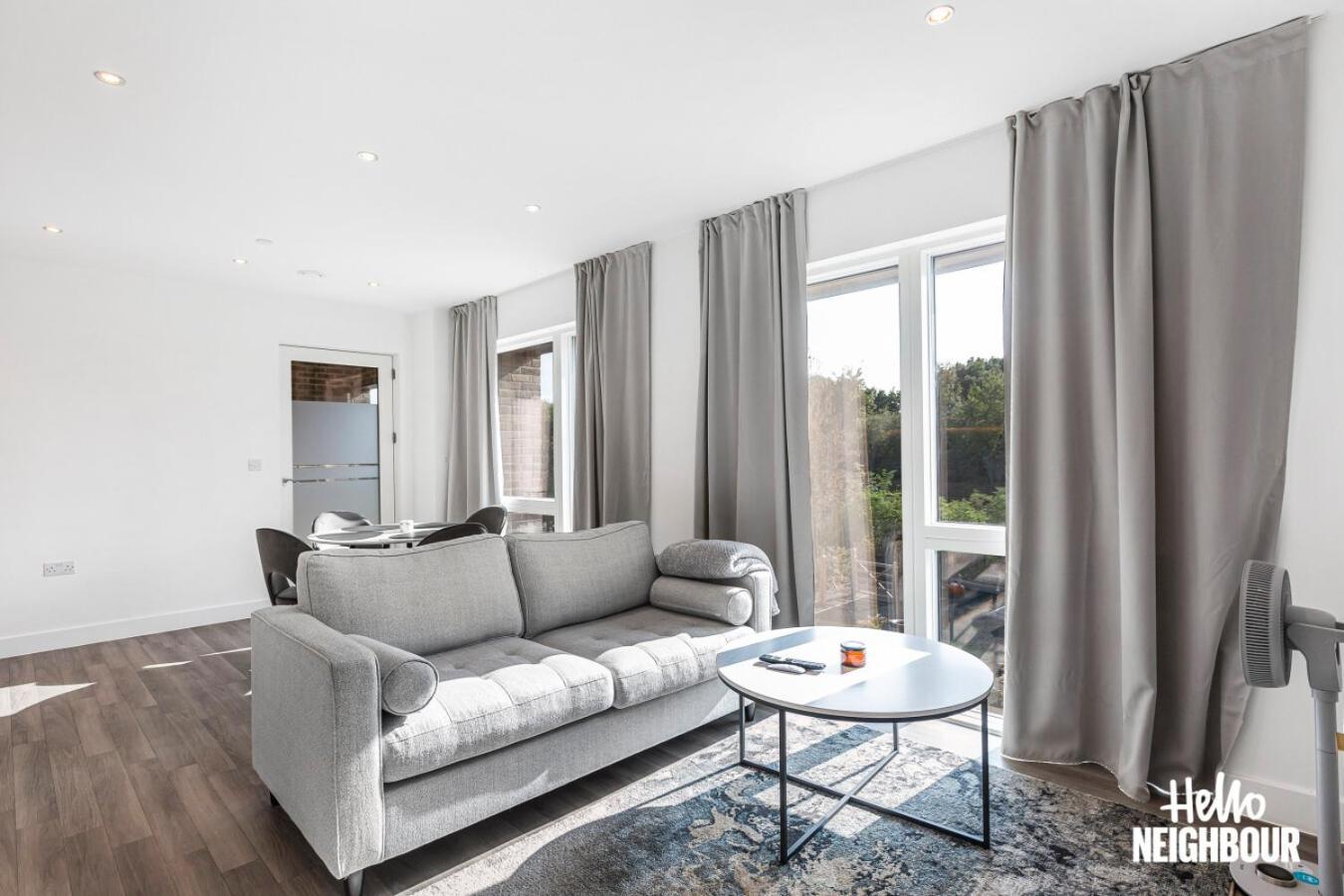 Modern 1 Bedroom Apartment With Parking In Colindale, London Edgware Bagian luar foto