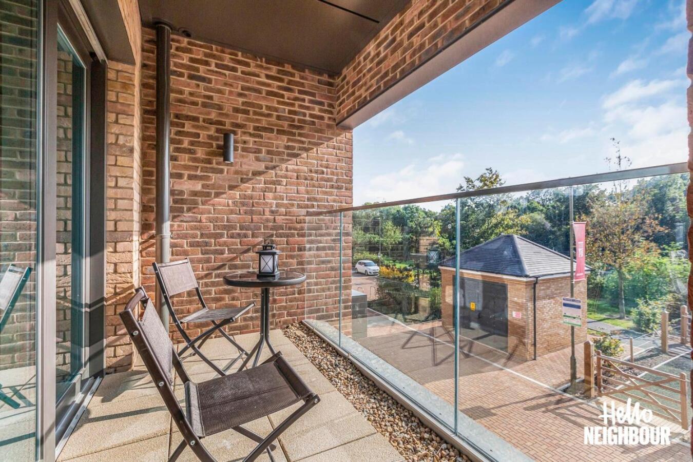 Modern 1 Bedroom Apartment With Parking In Colindale, London Edgware Bagian luar foto